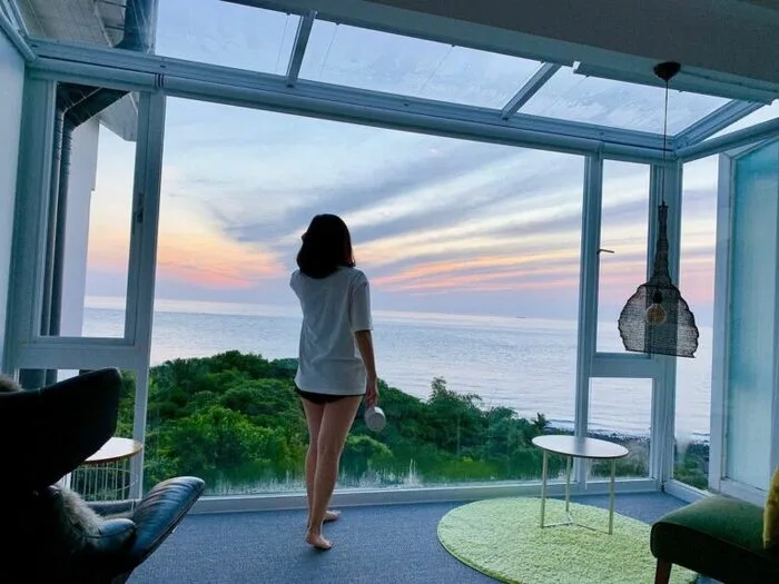 不想住星級飯店那就到新北近郊與大海環山為臨吧，位在金山的【暮光民宿】這間台北住宿，是一家蓋在面海的小山丘無人度假民宿，純白建築自帶小池塘的私人招待所非常顯眼。每間客房都有整面落地窗，變化萬千的海景就是天然的液晶螢幕，房內簡約兼具設計感的傢俱及擺設等樣樣都是精挑細選，說是拍偶像劇的場景一點也不為過。