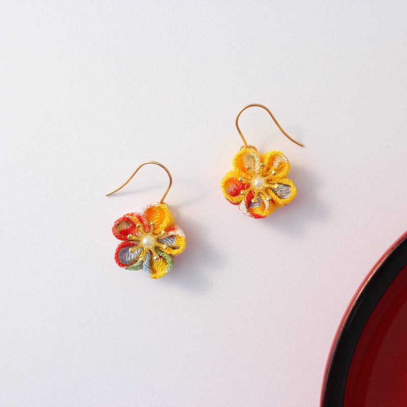 鮮豔的黃色花朵耳環。 日式花紋非常適合和服♪