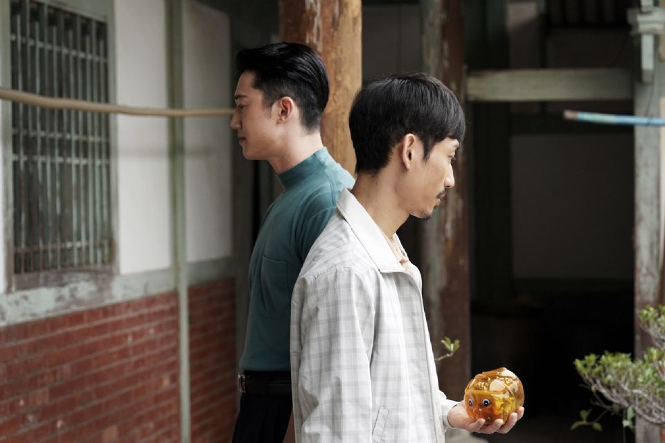 嘉玲爸爸的愛，是潤物細無聲的那種。看起來怕老婆，又平平凡凡的，好像沒有瀟灑的小叔叔帥、沒有別人家的爸爸酷，可是嘉玲爸爸內心的溫柔，卻是很多男人都比不上的。