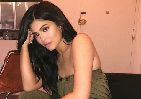 Ancam Rekor Zuckerberg Ini 5 Sumber Kekayaan Kylie Jenner Moneysmart Id Line Today [ 336 x 478 Pixel ]