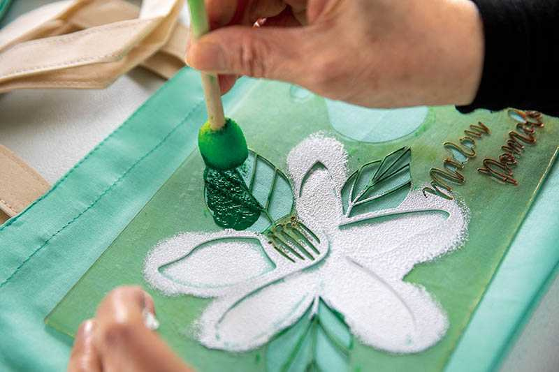 在柚花香環繞的園區製作花影拓印袋，作為獨一無二的紀念品。（圖／宋岱融攝）