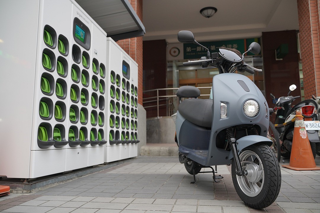 同為 PGBN 的一員，EZ1 使用 Gogoro Network 電池並可在全台 2,000 座換電站更換電池。