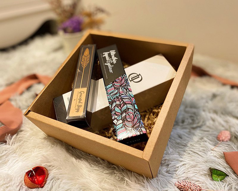 輕靈雀羽眼妝組，獨創85度捲曲彈性刷頭, 刷出立體長睫毛效果。不需要靠額外睫毛雨衣做加強抗暈！搭配一筆順暢的眼線液筆！輕鬆畫出俐落迷人的雙眼。禮盒內的卸妝液，有效且溫和的卸除臉部殘妝，添加天然的保濕植