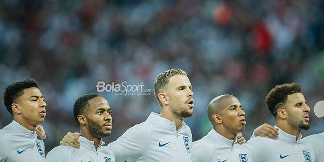 Para pemain Inggris yang terdiri dari Jesse Lingard, Raheem Sterling, Jordan Henderson, Ashley Young, dan Kyle Walker saat menyanyikan lagu kebangsaan dalam pertandingan semifinal Piala Dunia 2018 melawan Kroasia, Rabu (11/7/2018)  di Luzhniki Stadium, Moskow.