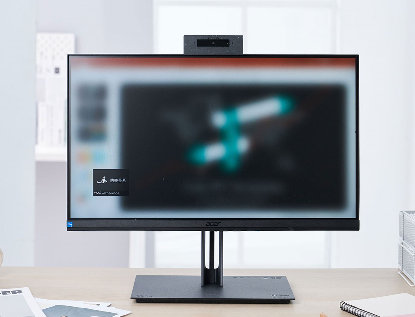 當使用者不在電腦前，或偵測到其他人窺視螢幕時，畫面就會自動「霧化」，保護螢幕上顯示的隱私內容。