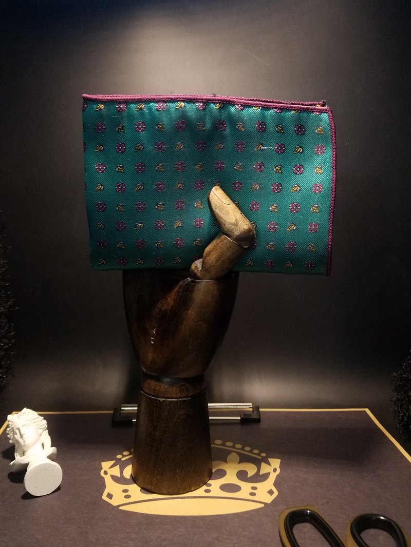 小可愛和小領帶是一家專門定制手工領結和領帶的工作室，關鍵字：雅痞，悶騷，精緻，不受機械化生長影響的手藝才是最迷人的奢侈，為男人的日常生活注入歡樂色彩，使灑脫友善的個性盡情表露.