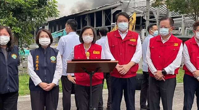 總統蔡英文23日中午在發生大火的屏東科技產業園區前致詞 圖：翻拍自總統談話影音