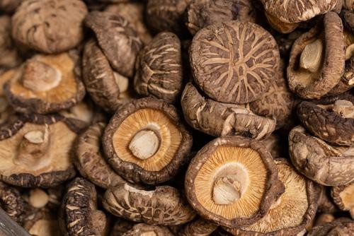 変色した しいたけ はすぐ捨てて 黒いカスは小さい虫ってほんと しいたけ を変色させない意外な保存法も紹介 オリーブオイルをひとまわしニュース