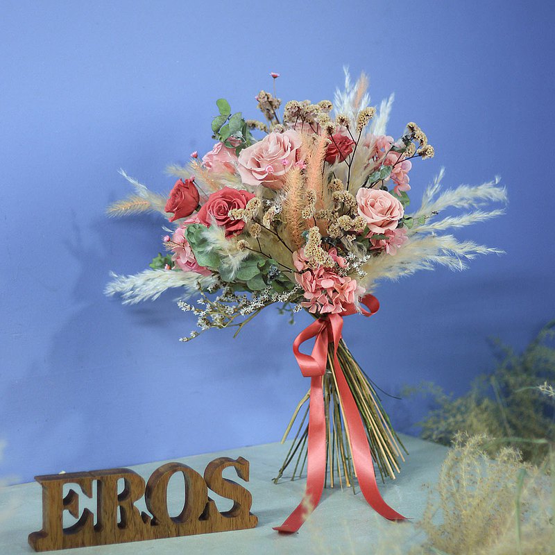 商品皆為手工製品，每一件都是設計師精心的藝術品，我們追求時尚及品質。 你可以將它們隨心的擺放在家裡的任何一處角落 為你生活添加一縷色彩