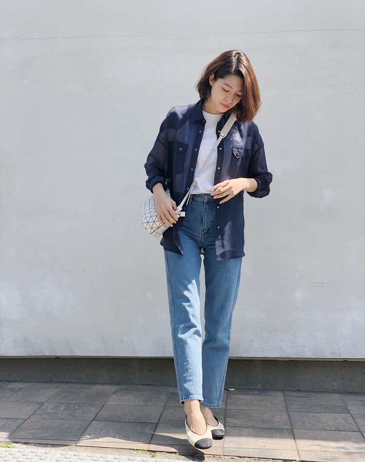 シアーシャツ】を手持ちのUNIQLOで！ON/OFFコーデ（@BAILA）