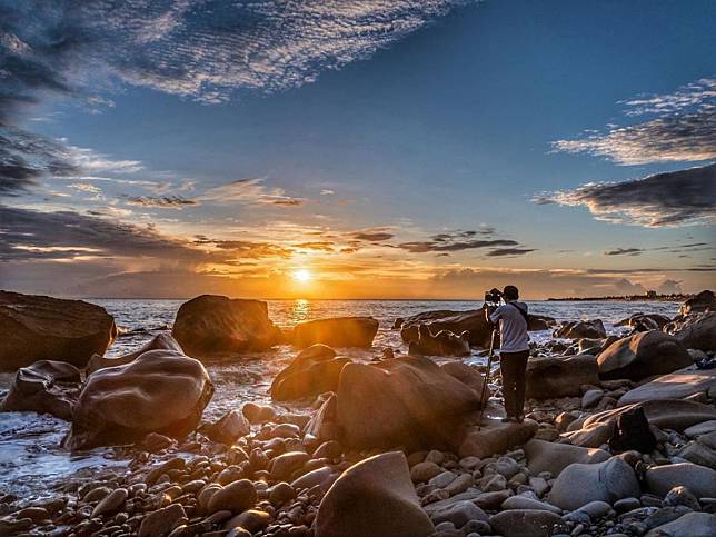 ▲屏東賞夕陽景點-枋山。 （圖／IG @jiunyi.p）