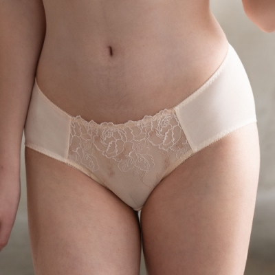 NS4137 SB 中腰一般裾三角款 裾圍鬆緊帶 穿著安定 後片用莫代爾材質 穿著親膚舒適 股布裡採用100%棉材質