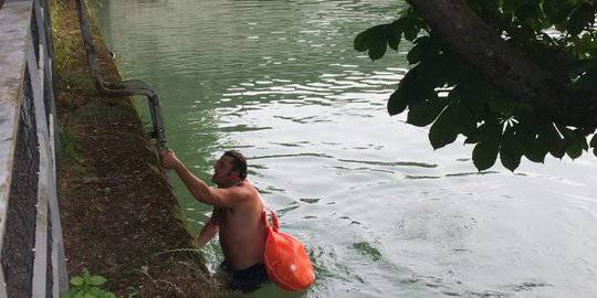 ™ Pria Ini Tiap Hari Berenang ke Kantor Malas Kena Macet, 