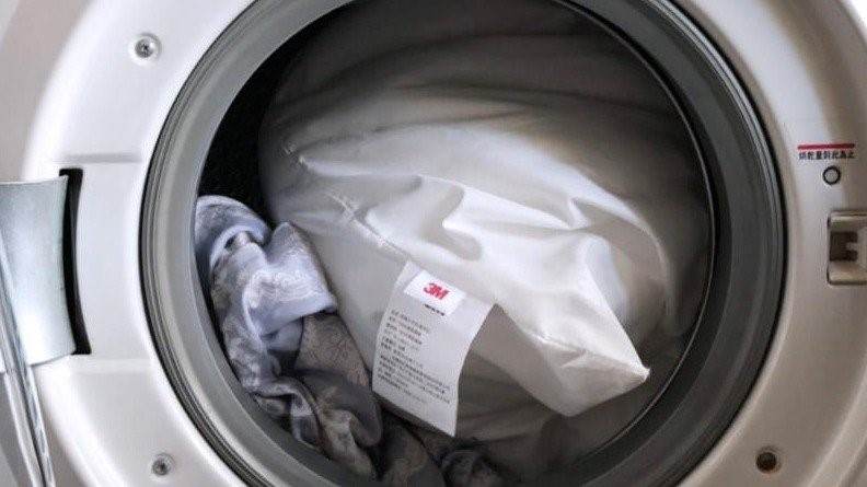 你知道枕頭也需要洗澡嗎？可機洗、可烘乾，輕鬆清潔顧健康！