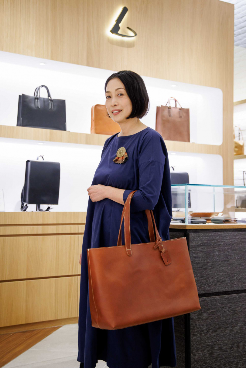 知名日本作家青木由香小姐展示Diario大托特包，以珍貴的「一枚革」工藝打造，精湛的職人手工技術細密的展現在俐落的切面、細膩的縫製，顯露出獨特的質感品味。Diario大托特包 NT$27,500