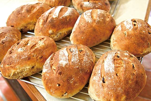 大茉莉休閒農場女主人拿手的窯烤歐式麵包(圖/屏東縣政府農業處)