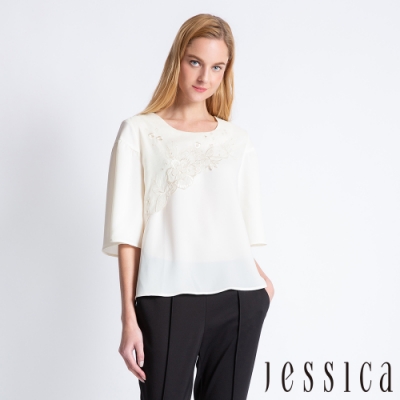 不對稱的設計增加了襯衫的靈動感 寬鬆的版型使之更加好穿易搭