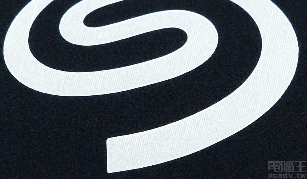 SSD 表面商標具有垂直特殊紋路，猜測應是使用強力雷射蒸發鋁殼表面黑漆而成