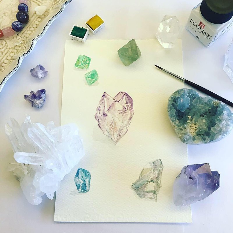 【歐美流行的原礦水晶畫】 原礦水晶水彩畫，不只繪畫的過程非常紓壓，完成裱框後能夠成為家中最獨特的裝飾。課程由專業ＦＧＡ 英國珠寶鑑定師帶領大家認識原礦結構與特色，示範水彩顏色的繪製技巧。在悠閒的午後品