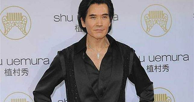 58歲費翔露「大肌肌」演紂王　與妲己「撫胸」洗鴛鴦浴香豔刺激