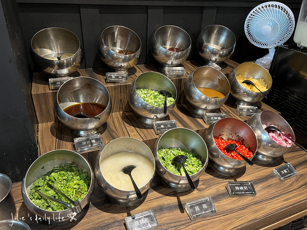 498吃到飽,串串,台啤,吃到飽,哈根達斯,嚕串節,巴適,巴適經典麻辣鍋,巴適經典麻辣鍋林口店,林口,火鍋,菜單,鴛鴦鍋,麻辣火鍋 @跟著Julie一起走吧