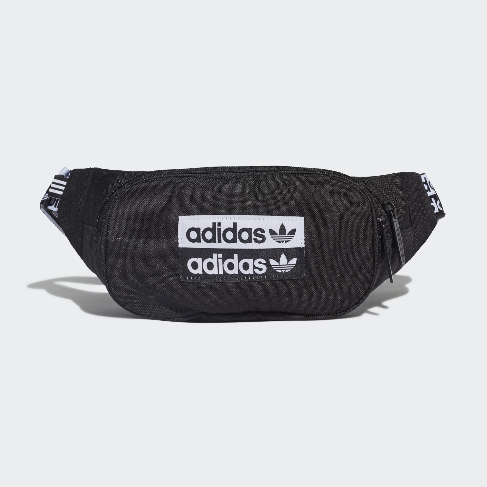 具有搶眼 adidas 字樣的現代包款