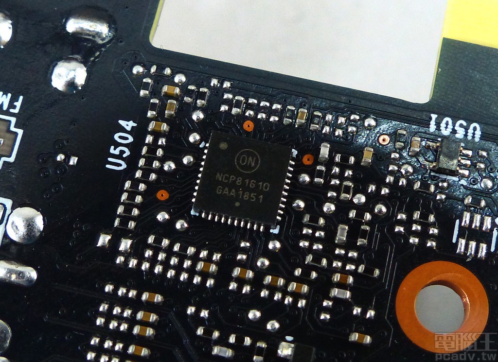 NCP81610 多相降壓控制器最高可控制 8 相，這張顯示卡電路板保留 6 相設計，實際上料 4 相