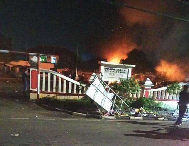 Kantor Polsek Ciracas, Jakarta Timur, dibakar massa, Rabu dinihari, 12 Desember 2018. Foto/Istimewa