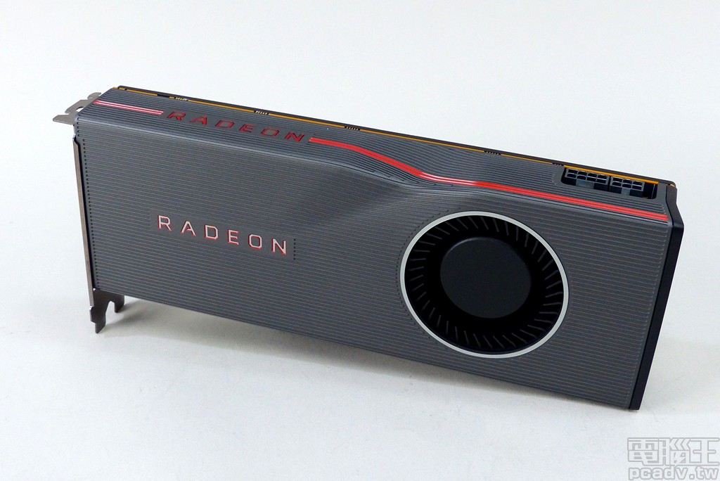 Radeon RX 5700 XT 公版參考設計外觀增加些許設計，包含風扇附近的外蓋凹陷處，以及金屬外殼表面起伏線條，部分線條還畫上在賽車場經常可以見到的 2 條紅線。