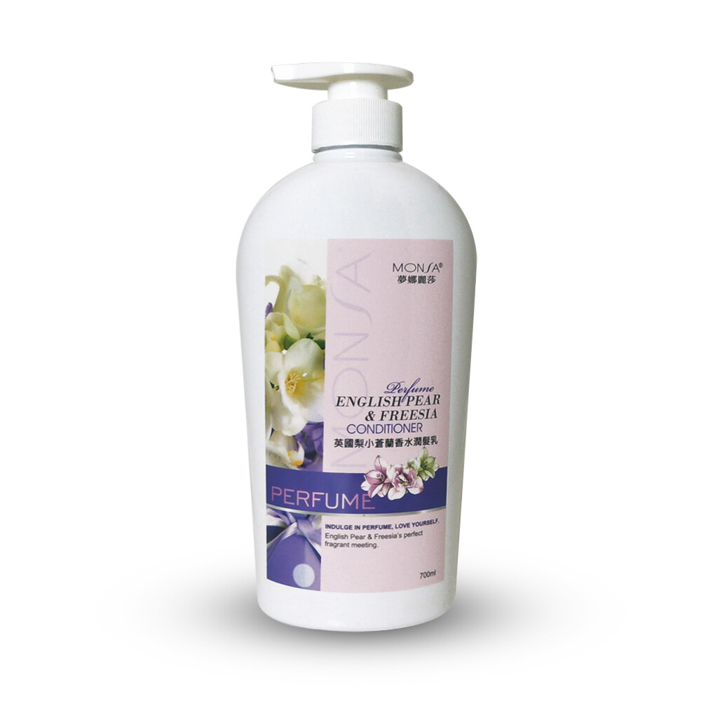 本商品規格 商品名稱英國梨小蒼蘭香水潤髮乳 適用部位頭髮潤絲 產 地台灣 規格容量700ml 適用膚質所有髮質 產品規格果香香調 前 調甜瓜梨子 中 調小蒼蘭玫瑰 後 調廣藿香麝香琥珀 使用方法 -洗