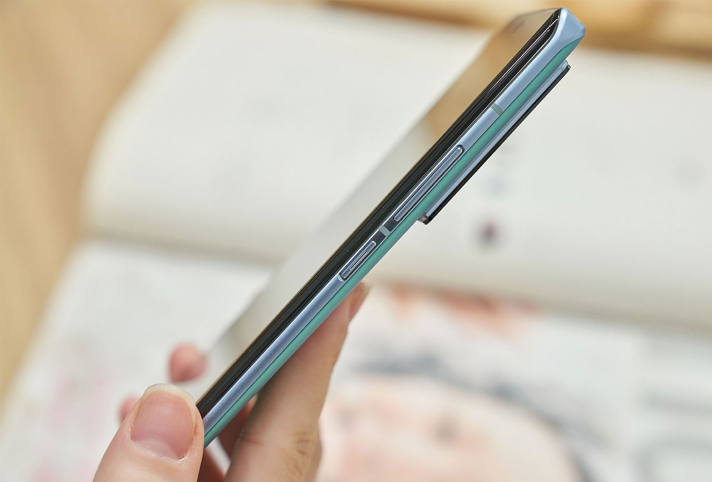 機身右側的實體按鈕包括一體式的音量調整鍵與電源鍵。