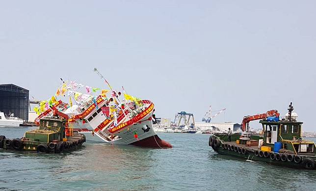 新造遠洋漁船一下水 歪了 中華日報 Line Today