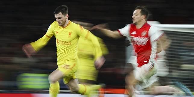 Duel Andrew Robertson dan Cedric pada laga Arsenal vs Liverpool di pekan ke-27 Premier League 2021/2022 (c) AP Photo