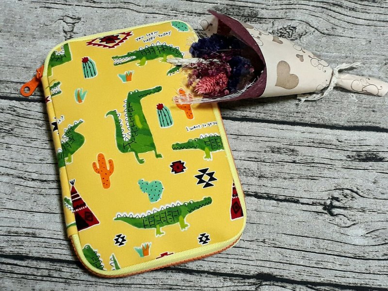 萬用燒餅包，具有良好的收納性，能收納大多雜物，可私訊客製獨特花色