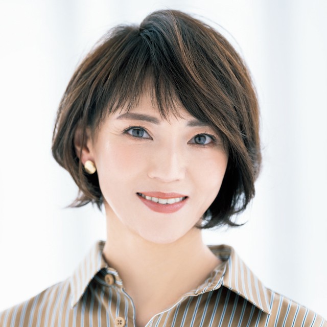 今 人気の白髪をぼかして 生かす ヘアカラーって 50代髪型人気ランキングtop10 Web Eclat