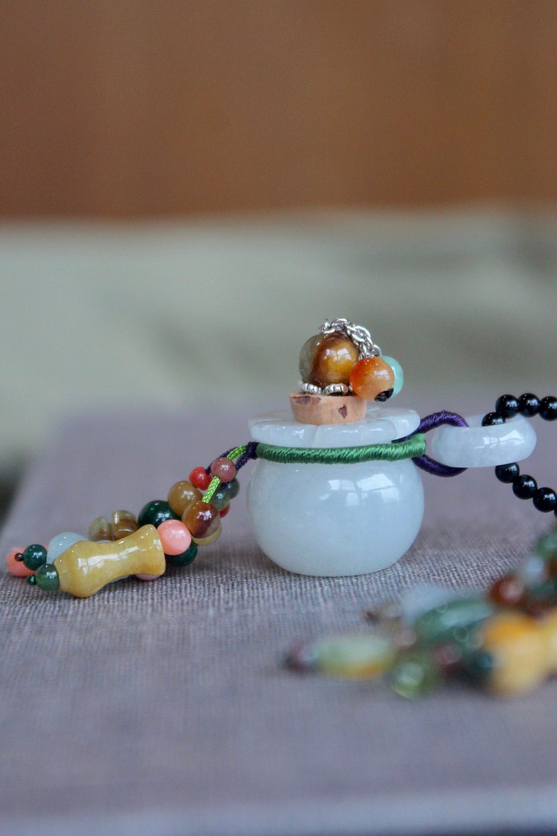 ?緬甸玉A貨。財源滾滾好運到 冰晴水底色翡翠精油瓶、香水瓶（聚寶盆）翡翠 配皆是A貨翡翠小件 《送》天然黑瑪瑙項鍊 大小約：14.2*16.4mm