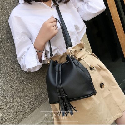 I FUN 現+預 韓版流蘇束口水桶包(水桶包/側肩包)