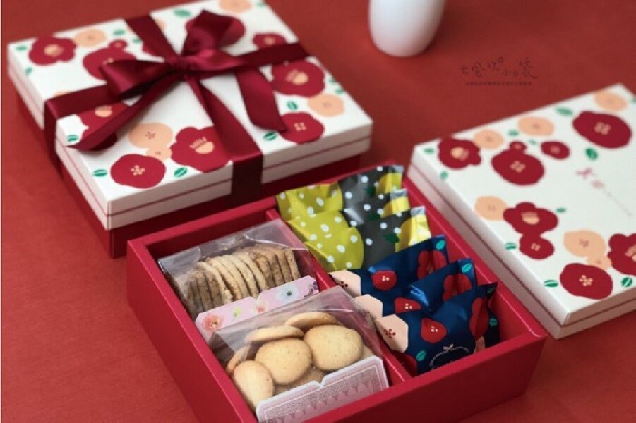 優雅與可愛兼具的椿花，陪你渡過每一個慶祝的日子，除了蛋黃酥鳳梨酥，還可以MIX大包餅乾，變成小巧豐富的綜合餅乾禮盒 商品包含:紙盒、內襯、提袋(立袋)，不包含緞帶或餅乾袋等其他裝飾 盒內尺寸：17x1