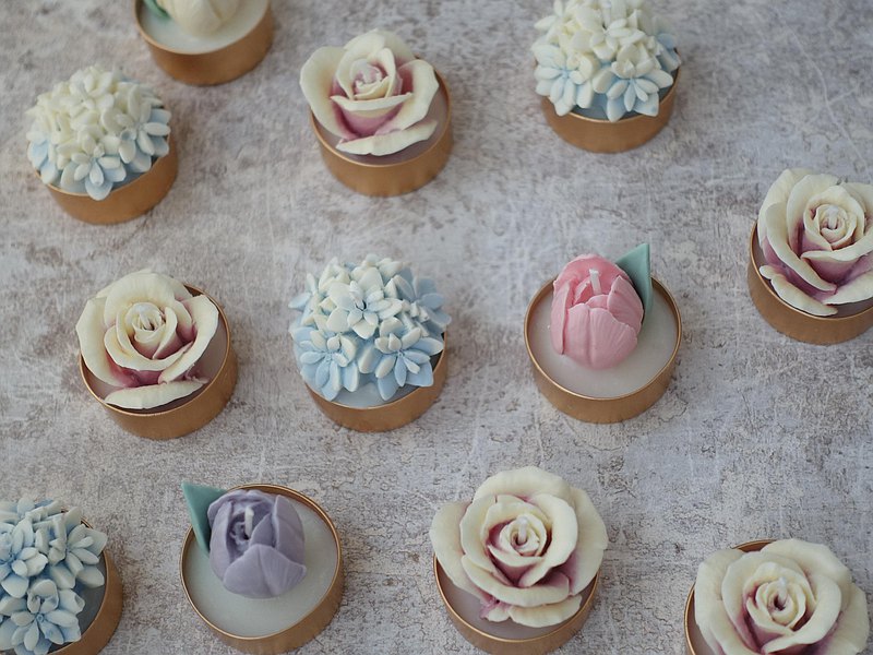 從蠟燭手作教學開始,近期販售Samantha蠟燭,使用高品質100%天然大豆蠟製成,進口歐美認證香氛,並採用特殊色外殼作為容器,適合搭配各種漂亮的燭杯使用,適合也平時居家使用,更適合送禮給注重生活儀式