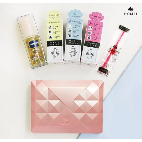 產品名稱：Homei Spangle璀璨指甲油HM3T( twinle magic) 閃爍的魔法用途：美化指甲使用方法：1.輕晃瓶身，平均刷塗於指甲面上，建議搭配底層油使用【商品規格】：容量：10ml