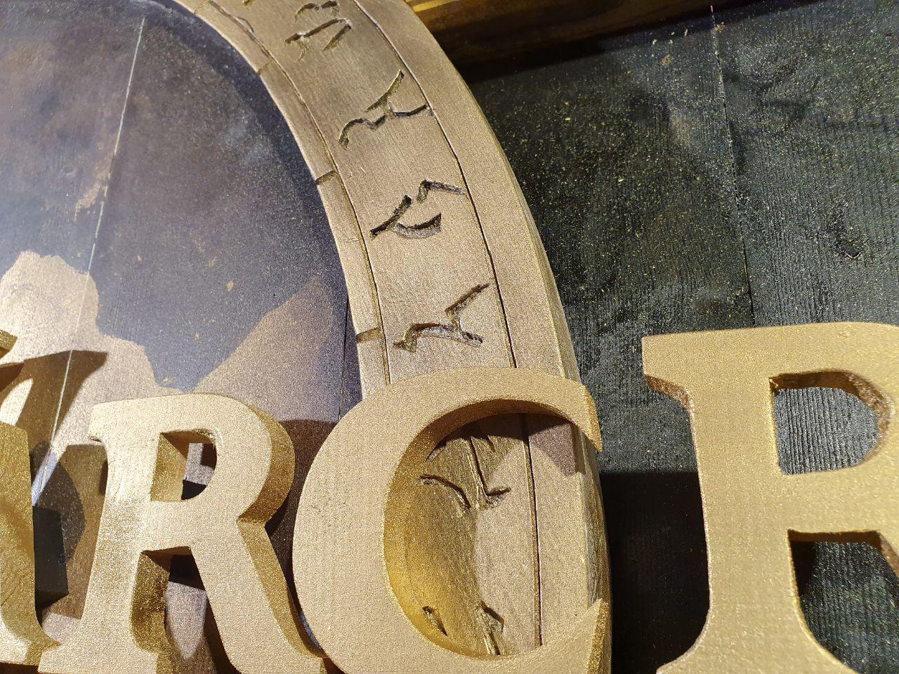 靠近看還能聞到木頭的香味，資深玩家林昭辰就連 Logo 的細節也不放過！