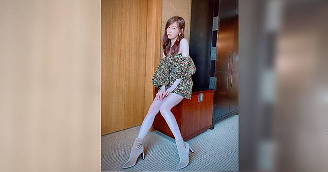 「逆天長腿」4連拍！　王心凌下班照飄濃濃女神味