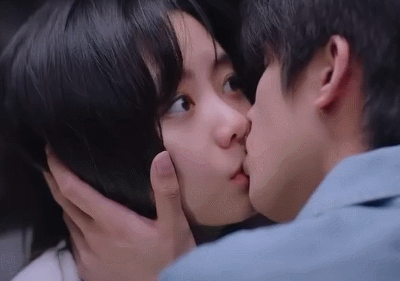 《以家人之名》尖尖&凌霄的爆甜名場面6：李尖尖凌霄「捧臉初吻」