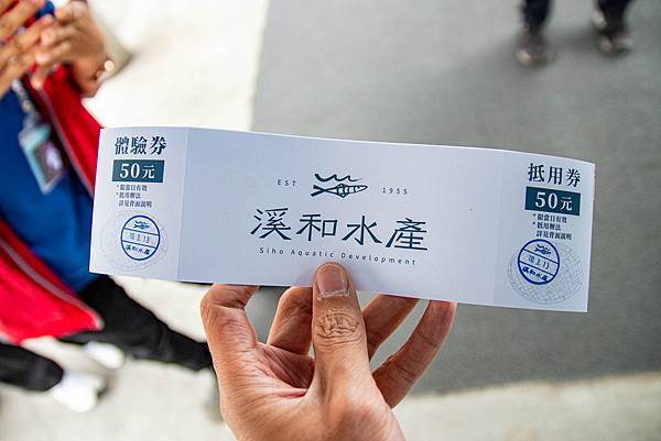 【宜蘭景點】溪和水產觀光工廠-2021年全新開幕！好玩又有趣的漫畫式簡介，多種免費海鮮試吃，飯糰ＤＩＹ與現煮海鮮ＤＩＹ活動玩不膩，美味多種魚料理，門票全抵消費的必玩室內景點