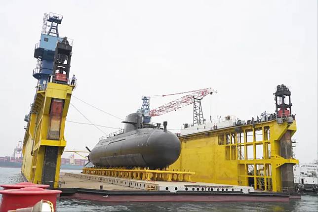 ▲海鯤軍艦於浮塢就位備便浮船作業。（圖／台船提供）