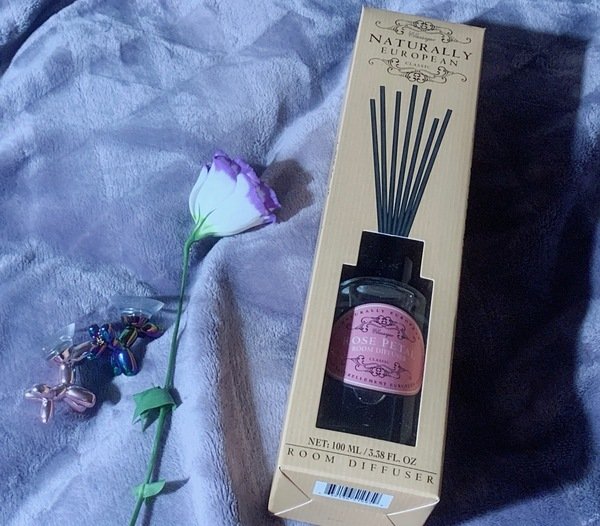 倪倪愛香氛－『香氛推薦』家居療癒氣氛轉換必備幸福寶物－NATURALLY EUROPEAN 英國賽玫特自然歐洲時尚擴香組－玫瑰花瓣香味直擊開箱分享