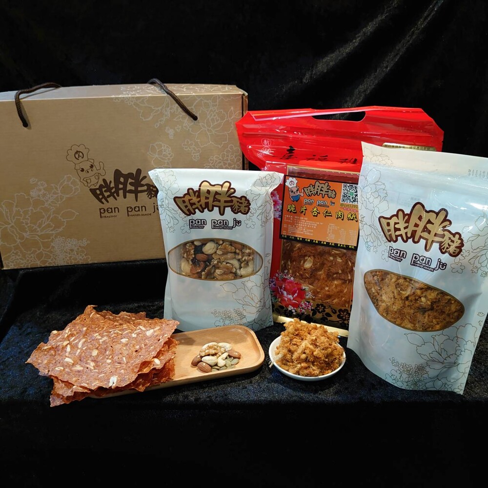 『招牌蔬果肉鬆』 純肉鬆 無添加味精、黃豆粉 『人氣條子肉乾』 四川椒麻、紹興酒 獨家口味 『肉鬆蛋黃酥』 全台首創 中秋節人氣王 『肉鬆蛋捲』 不含酥油、香精 不添加一滴水 『低溫烘焙堅果』 非油炸