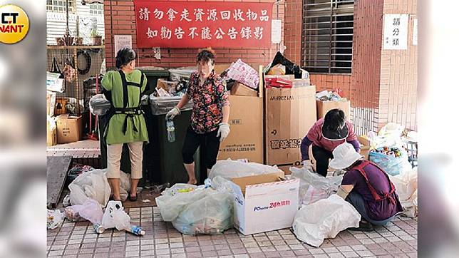 譚女說蔡男一個禮拜只給她500塊買菜錢，她只好在社區收垃圾賺一點零用錢。圖／CTWANT提供