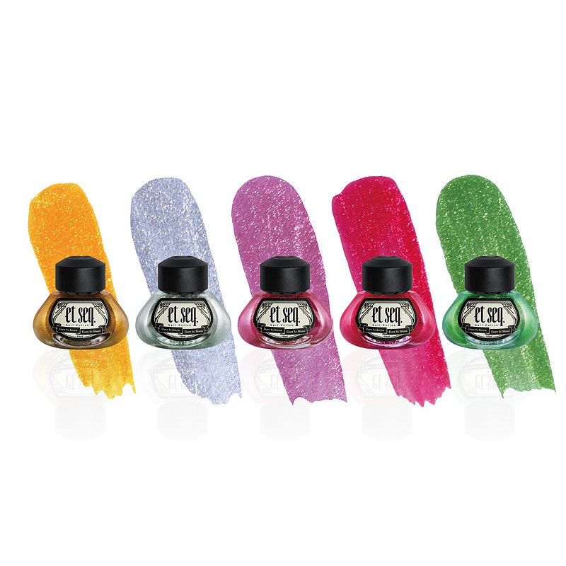 金屬色指彩，搭配羽毛筆造型指彩刷頭，彷如墨水瓶外觀，適合送禮給朋友。et seq. 台灣 MIT 製造羽毛筆指甲油、指彩、墨水瓶造型指甲油品牌推薦。