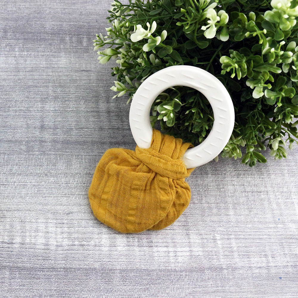 專為小手設計，輕鬆好抓握觸感柔軟舒適，安撫寶貝情緒有助於按摩牙齦，減緩發齒的不適感